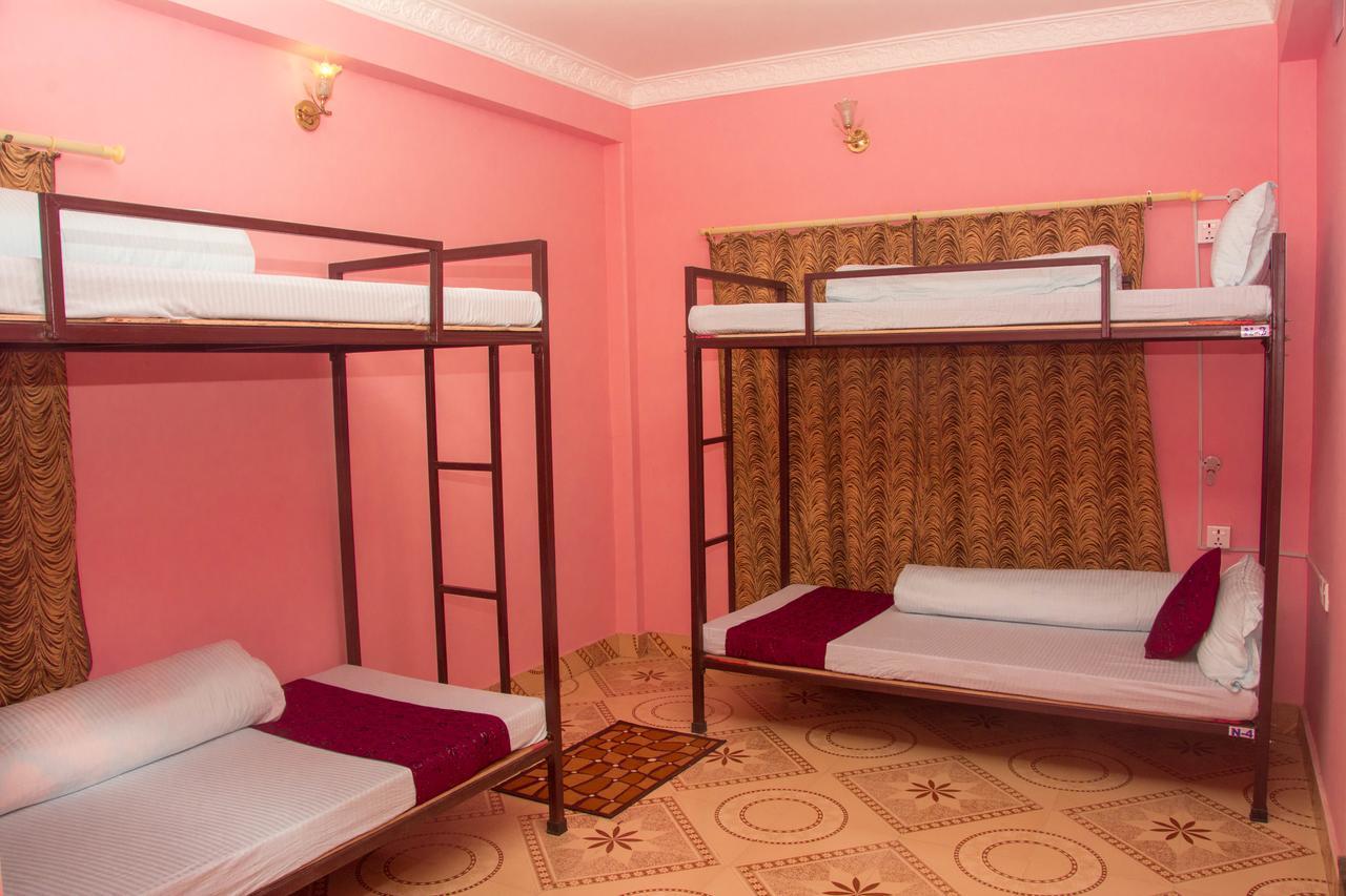 Mount Blue Tourist Hostel - Покхара Екстер'єр фото